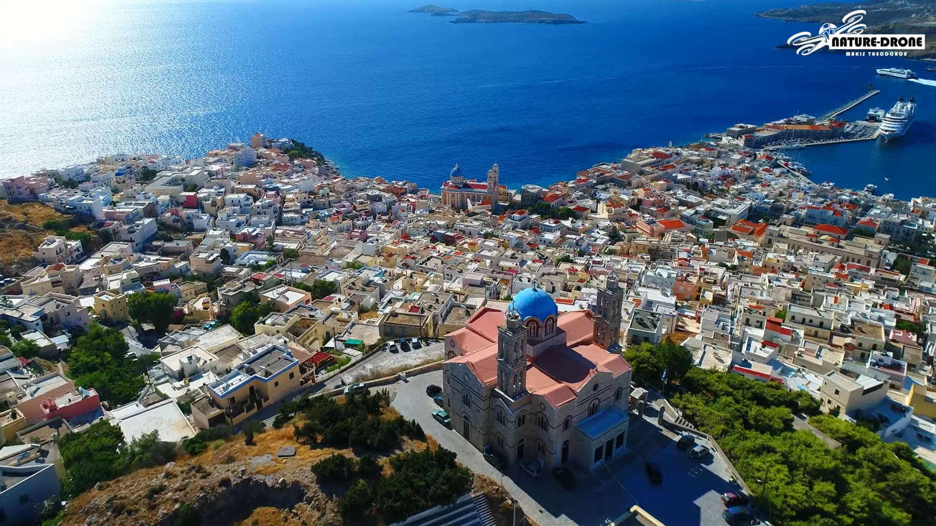 Δείτε από ψηλά την “αριστοκράτισσα του Αιγαίου”. Πώς η αραιοκατοικημένη Σύρος των 2 χιλιάδων κατοίκων, γιγαντώθηκε και έγινε πρωτεύουσα των Κυκλάδων (drone)