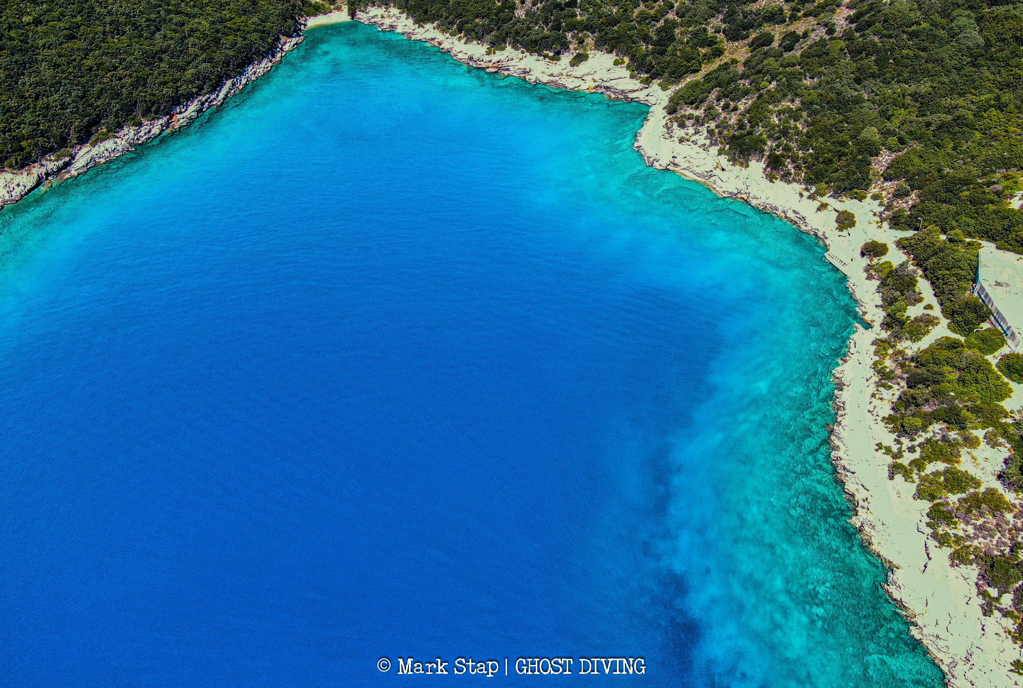 Η παραλία από την οποία μάζεψαν 5 τόνους δίχτυα, 32 τόνους μέταλλα και 39 τόνους πλαστικών. Η “θαλάσσια χωματερή” που μετατράπηκε σε παράδεισο με εθελοντική δράση