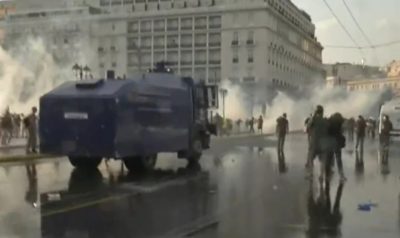 Χημικά, ρίψεις νερού και κρότου λάμψης στο Σύνταγμα στη συγκέντρωση αντιεμβολιαστών. Ένας τραυματίας (φωτο)