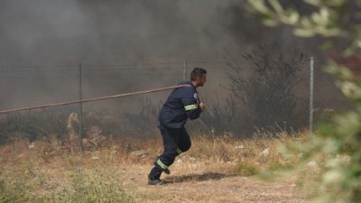 Σε εξέλιξη μεγάλη φωτιά στη Ζήρια. Μήνυμα στους κατοίκους να κατευθυνθούν στο παραλιακό μέτωπο