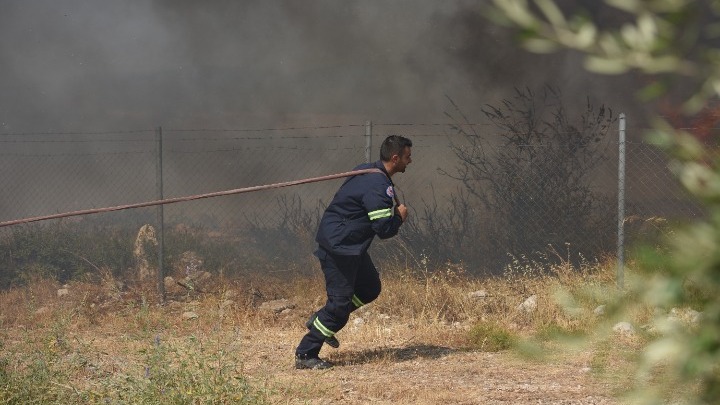 Σε εξέλιξη μεγάλη φωτιά στη Ζήρια. Μήνυμα στους κατοίκους να κατευθυνθούν στο παραλιακό μέτωπο