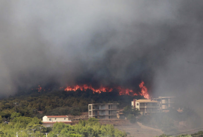 Εκτός ελέγχου η φωτιά στην Κερατέα – Καίει κοντά σε οικισμούς. Ενισχύθηκαν οι πυροσβεστικές δυνάμεις (φωτο)