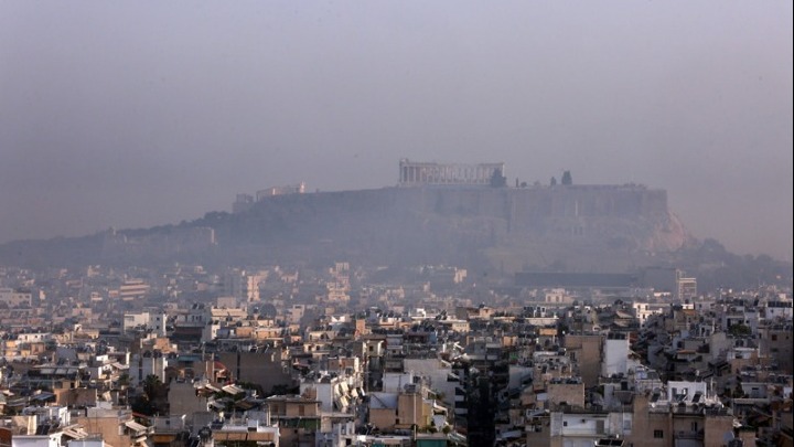 Αποπνικτική η ατμόσφαιρα από τον καπνό στο Λεκανοπέδιο. Μέτρα προστασίας από τα αιωρούμενα σωματίδια