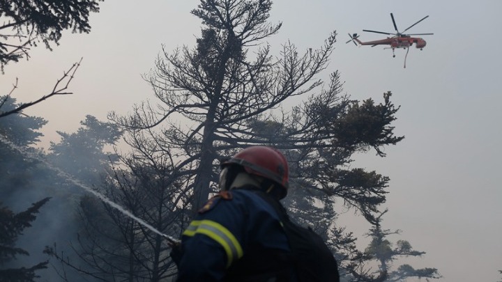 Έκτακτη ενημέρωση Χαρδαλιά για τις φωτιές στην Ελλάδα – Δείτε live
