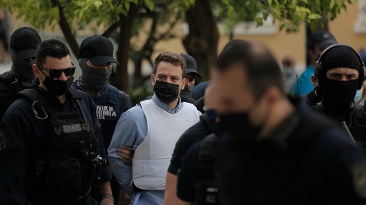 Γλυκά Νερά. Πυρετώδεις οι έρευνες των αρχών για την εύρεση του συνεργού του γυναικοκτόνου. Τα απειλητικά τηλεφωνήματα