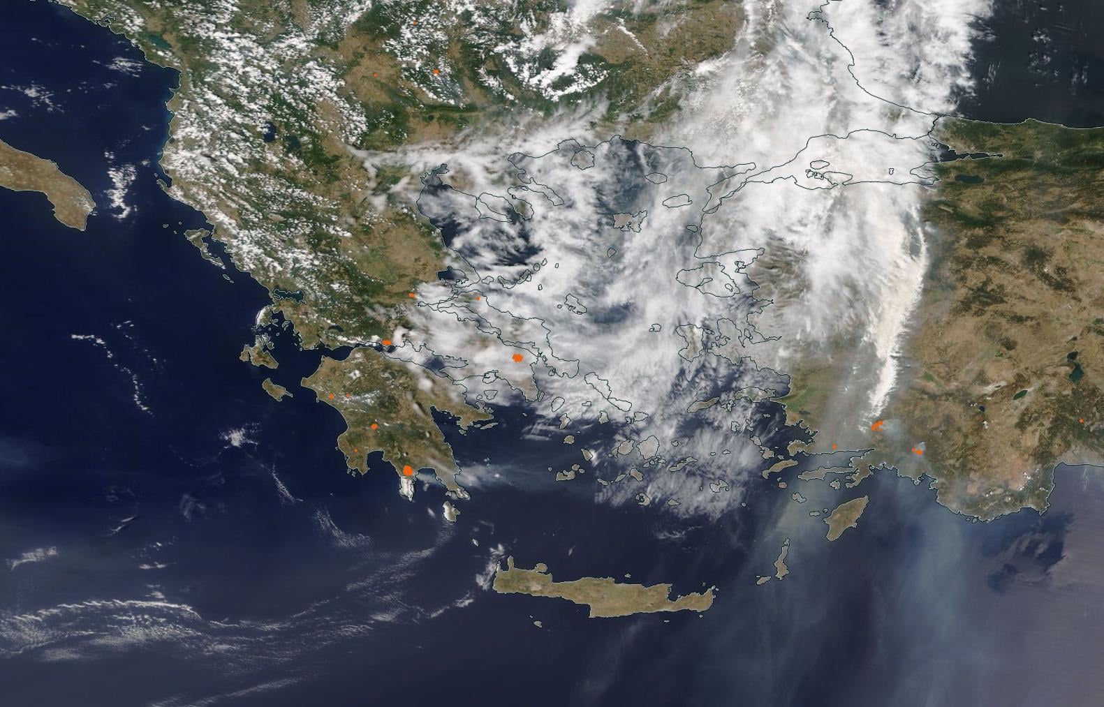Δορυφορική φωτογραφία της ΝΑΣΑ αποτυπώνει τις φωτιές πάνω από την Ελλάδα. Πρόγνωση για ενίσχυση των ανέμων