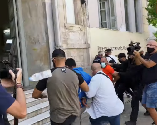Μεσαρά. Στον εισαγγελέα ο 27χρονος που σκότωσε τον 39χρονο κτηνοτρόφο. Λιποθύμησε η μητέρα του θύματος έξω από το δικαστήριο