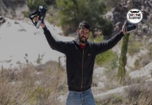 “Καλό ταξίδι εκεί ψηλά”. Τελευταίο αντίο στον Βασίλη Φιλώρα. Έπεσε στο καθήκον και οι φίλοι του τον αποχαιρετούν με ένα drone