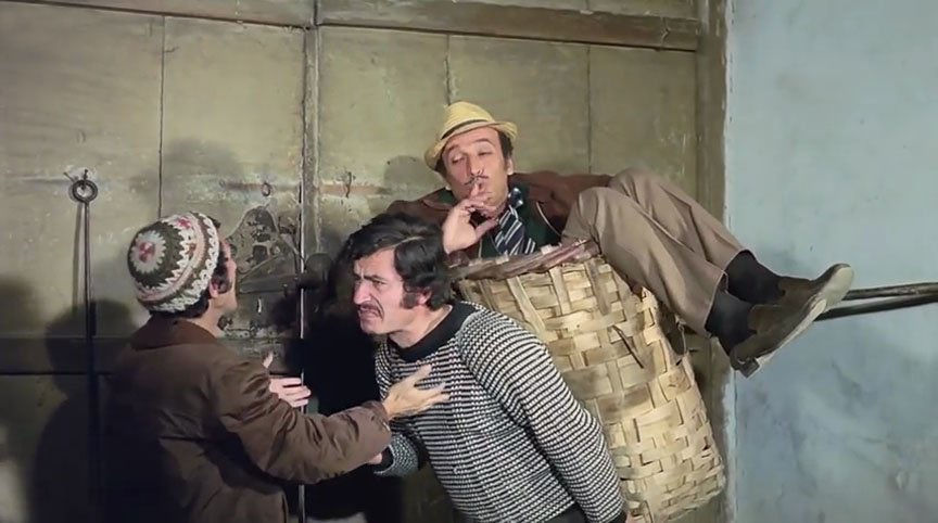 Τα καλάθια των μεθυσμένων. Πως άνθισε το επάγγελμα των αχθοφόρων που μετέφεραν μεθυσμένους από τα μπαρ της Πόλης