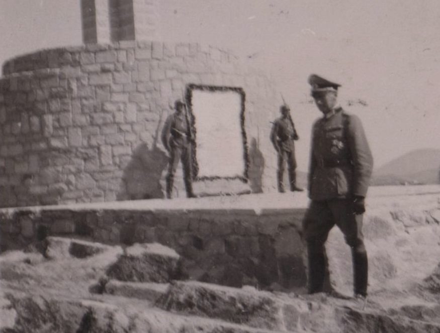 Σπάνιες φωτογραφίες από το άγνωστο μνημείο που ανέγειραν οι Γερμανοί στη Λήμνο. Οι κάτοικοι το γκρέμισαν στην απελευθέρωση