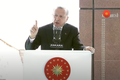 “Πριν 100 χρόνια πετάξαμε τον εχθρό στη θάλασσα”. Ο Ερντογάν πανηγυρίζει για τα 100 χρόνια από τη Μικρασιατική Καταστροφή