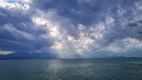 Αλλάζει ο καιρός το σαββατοκύριακο με βροχές και πρώτη θερμοκρασίας. Η πρόβλεψη για σήμερα Παρασκευή