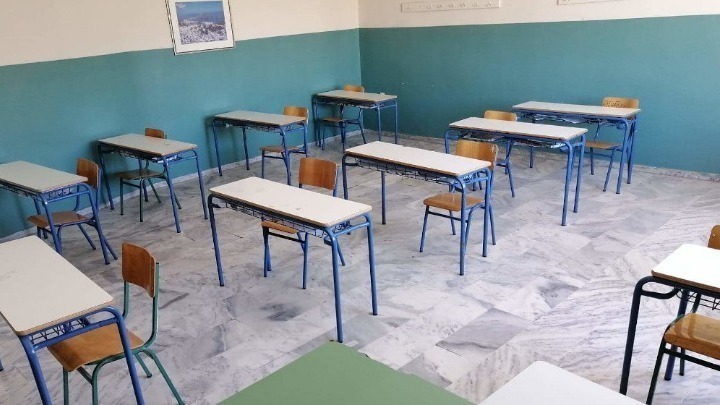 Υπέβαλε μήνυση και ζητά 2,7 εκατ. ευρώ στη διευθύντρια-Ο πατέρας πήγε χωρίς το παιδί στο σχολείο