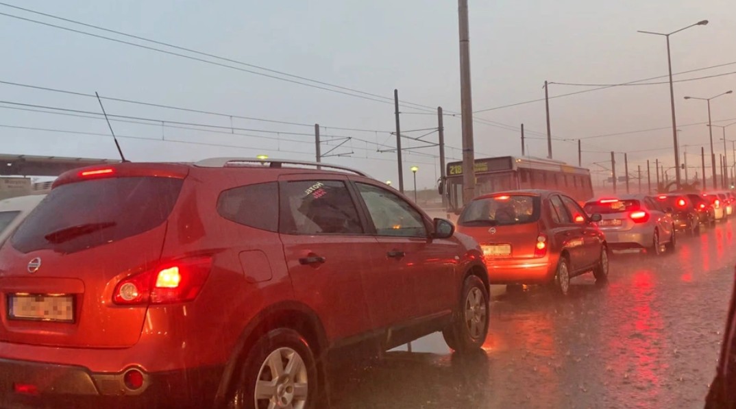 Απίστευτη ταλαιπωρία σε όλους τους δρόμους. Ατέλειωτο μποτιλιάρισμα σε όλο το λεκανοπέδιο
