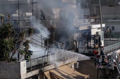 Μεγάλη φωτιά σε πολυκατοικία στον Κολωνό. Όλοι οι ένοικοι απομακρύνθηκαν εγκαίρως. Στο σημείο 24 πυροσβέστες με 8 οχήματα