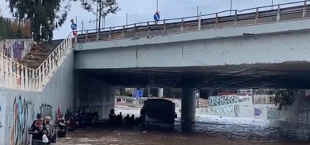 Λεωφορείο κόλλησε κάτω από πλημμυρισμένη γέφυρα στην παλιά παραλιακή (Βίντεο)