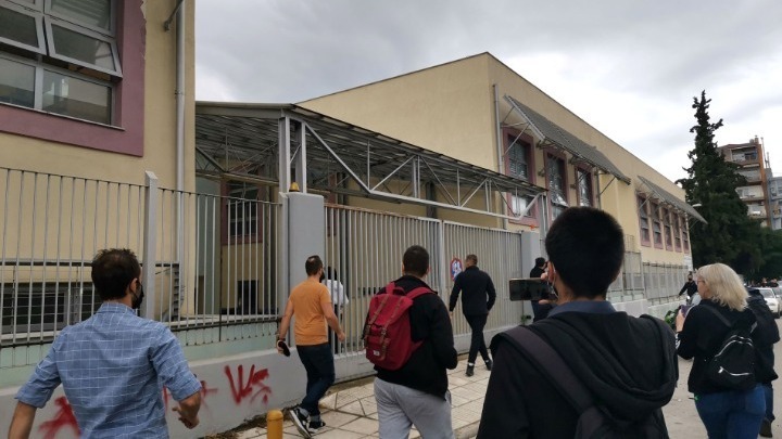 Αστυνομικός κλοιός γύρω από το ΕΠΑΛ Σταυρούπολης. Ένταση μεταξύ αστυνομικών και μελών των ΕΛΜΕ (Βίντεο)