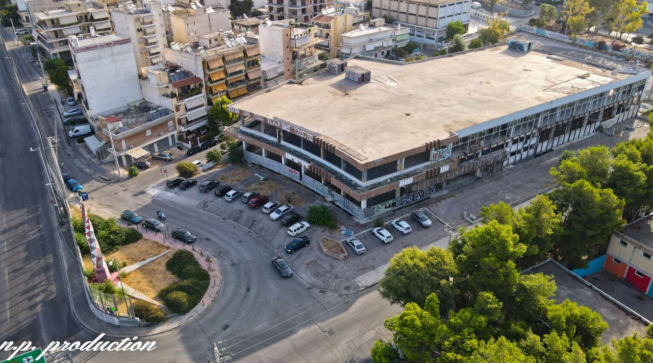 “Κόμβος Ρενώ”, το θρυλικό τοπόσημο της Αθήνας που ερήμωσε. Εκεί λάνσαραν το ελληνικό αυτοκίνητο RENAULT FARMA