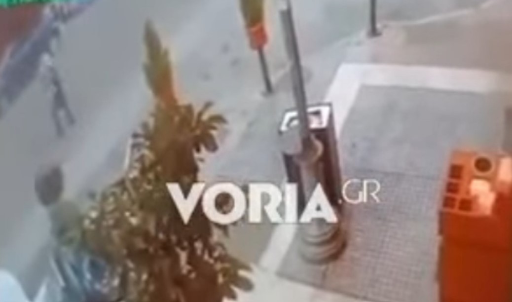 Oδηγός παρασέρνει ηλικιωμένη και την εγκαταλείπει στη Θεσσαλονίκη. Σε κρίσιμη κατάσταση νοσηλεύεται η γυναίκα (Βίντεο)