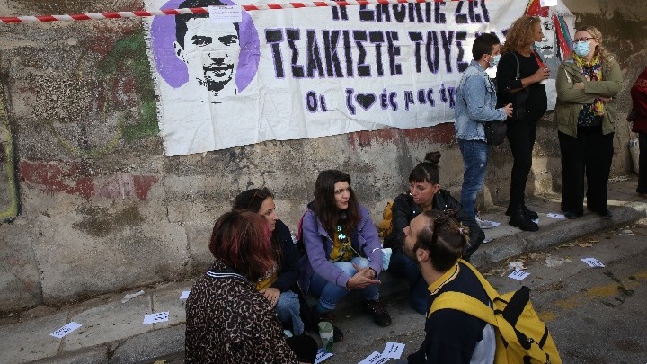 “Κυνηγημένος στο καταραμένο μαγαζί δέχθηκε το μίσος του τέρατος”. Λύγισαν μάνα και αδερφός του Ζακ Κωστόπουλου στο δικαστήριο