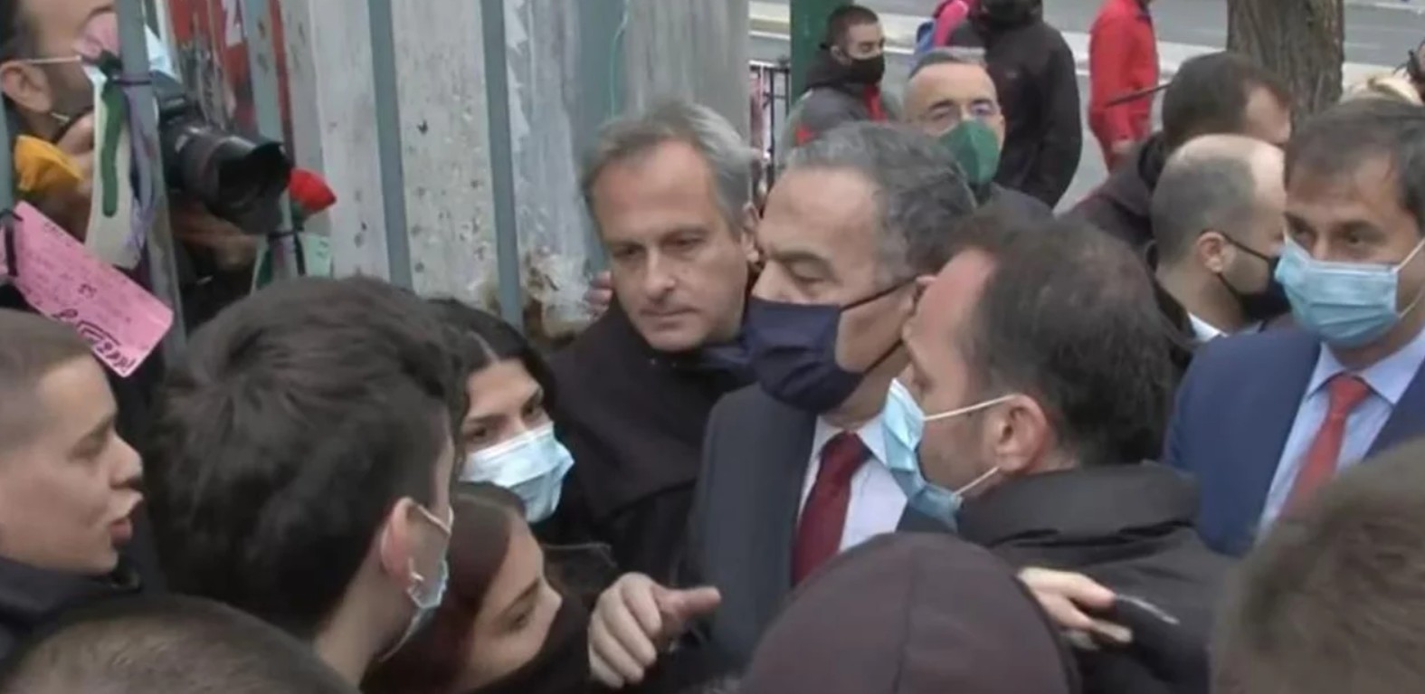 Ένταση στο Πολυτεχνείο. Δεν επέτρεψαν σε διακοινοβουλευτική επιτροπή να καταθέσει στεφάνι
