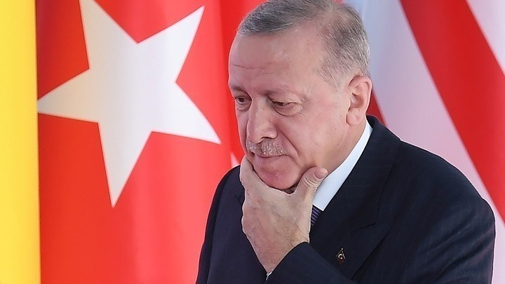 Εμφανίστηκε ο Ερντογάν και διαψεύδει τις φήμες για την υγεία του. Δικαστικές διώξεις κατά 30 χρηστών για «fake news»