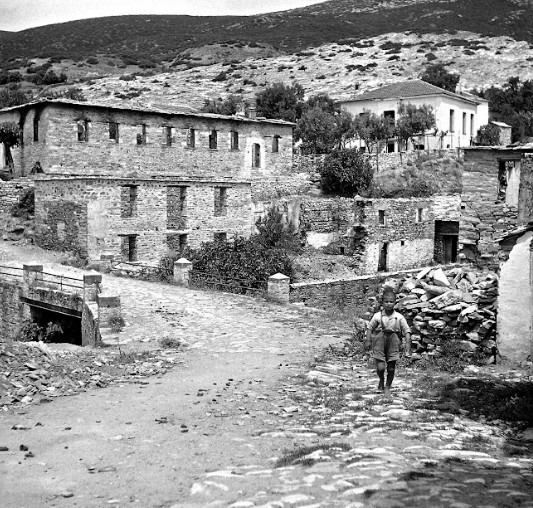Ο 15χρονος που στήθηκε στο απόσπασμα των ναζί και σώθηκε. Η σφαγή στα Κανάλια Μαγνησίας