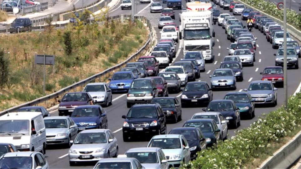 Ακίνητα τα αυτοκίνητα στον Κηφισό ύστερα από ανατροπή νταλίκας και καραμπόλας στο ύψος της Ν. Φιλαδέλφειας