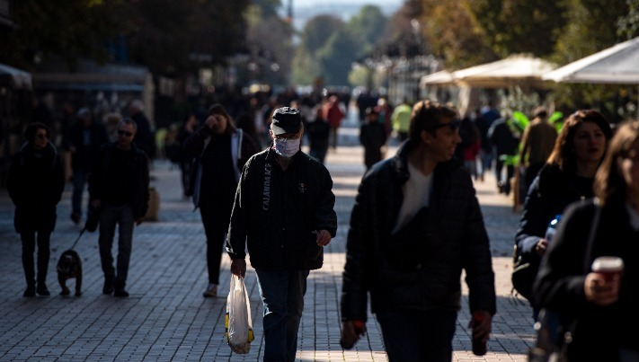 Προβλέψεις για 10.000 κρούσματα την ημέρα. Τα νέα μέτρα που εξετάζει η κυβέρνηση – «Αποκλείεται νέο lockdown»