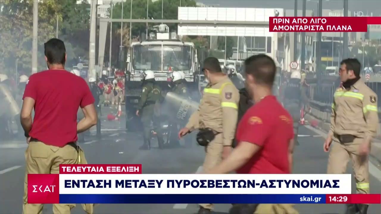 Ένταση μεταξύ αστυνομίας και πυροσβεστών στην Κηφισίας – Αύρα, κρότου λάμψεις και δακρυγόνα