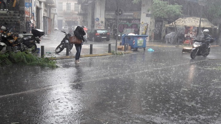 Βροχές και άνεμοι στο μεγαλύτερο μέρος της χώρας. Ποιες περιοχές θα χτυπήσει η κακοκαιρία (χάρτες)
