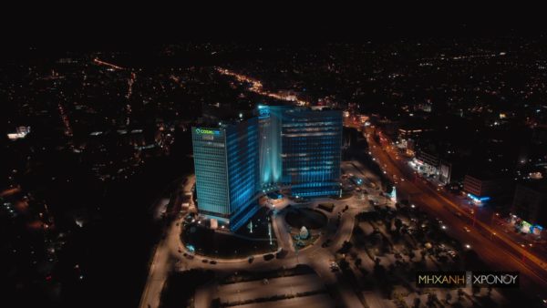 Το Μέγαρο του ΟΤΕ φωταγωγήθηκε και έγινε Χριστουγεννιάτικο. Εντυπωσιακές εικόνες από drone
