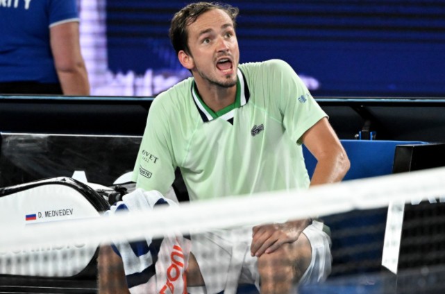 Australian Open. Έξαλλος με τον πατέρα του Τσιτσιπά ο Ρώσος αντίπαλος του, τα ‘βαλε με τον διαιτητή: «Είσαι ηλίθιος; Toυ δίνει οδηγίες»