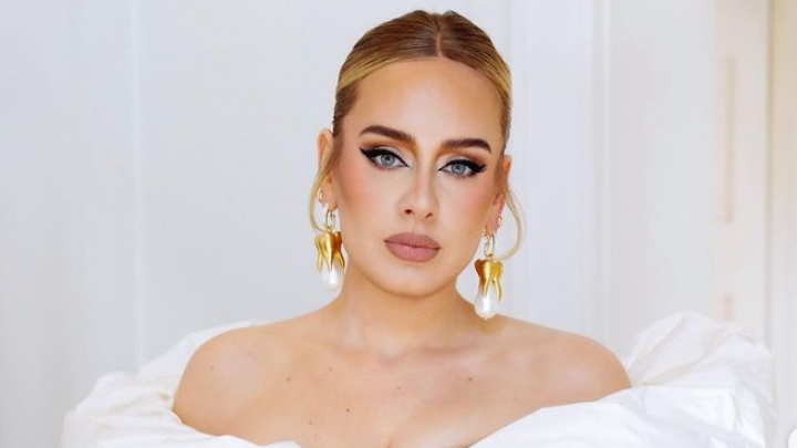 Απρόσμενη εμφάνιση της Adele σε νυχτερινό κέντρο στο Λονδίνο. Ανέβηκε στη σκηνή και έκανε pole dancing (βίντεο)