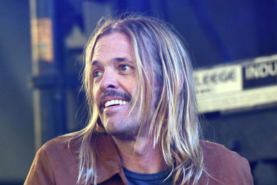 Πέθανε ο ντράμερ των Foo Fighters, Τέιλορ Χόκινς, σε ηλικία 50 ετών. Η συγκινητική ανάρτηση του συγκροτήματος