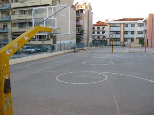 Άγριος ξυλοδαρμός 15χρονου έξω από το σχολείο του. Τραβούσε βίντεο συμμαθήτριά του