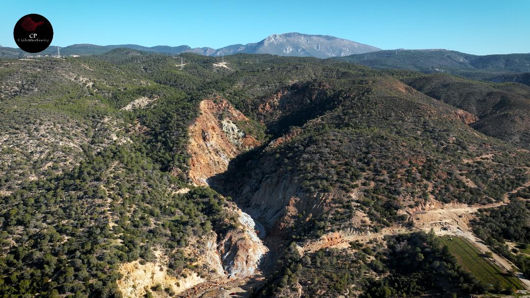Το ηφαίστειο μία ώρα από την Αθήνα, που σήμερα “κοιμάται”. Η έκρηξή του δημιούργησε το λιμάνι των Μεγάρων (drone)