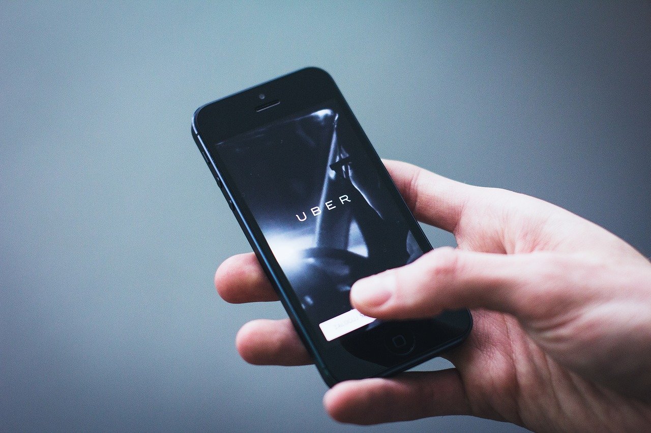 Η Uber έρχεται στα ελληνικά νησιά τους επόμενους μήνες. Ξεκινά από Σαντορίνη