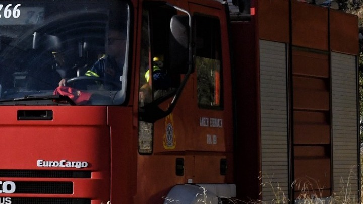 Έκρηξη ισοπέδωσε ξυλουργείο στο Μενίδι. Πυρκαγιά κοντά σε γήπεδα ποδοσφαίρου στην περιοχή Ρέντη