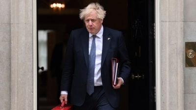 Μάχη πολιτικής επιβίωσης για τον Μπόρις Τζόνσον μετά τις παραιτήσεις των δυο υπουργών. “Game over” λένε αναλυτές και ΜΜΕ