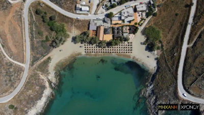 Κούνδουρος. Δείτε από ψηλά τον υπήνεμο κόλπο με τις μικρές αμμουδιές και τους ανεμόμυλους (drone)