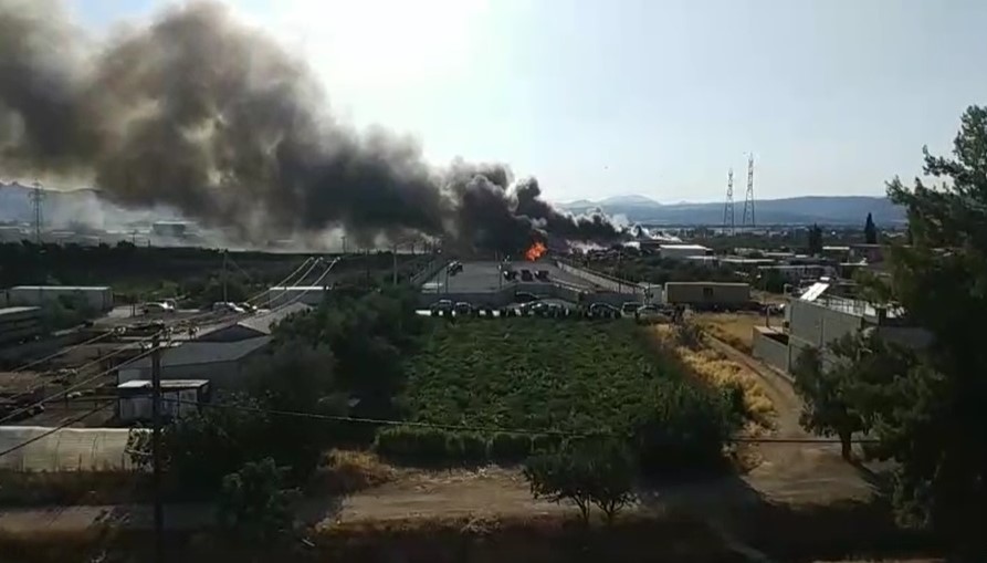 Σε εξέλιξη φωτιά στη Μάνδρα. Εκκενώνονται προληπτικά δύο οικισμοί