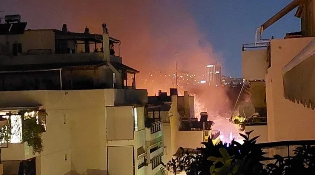 Ομάδα 100 ατόμων επιτέθηκε με μολότοφ στην έδρα των ΜΑΤ στου Ζωγράφου. Σημειώθηκαν ζημιές σε σταθμευμένα ΙΧ