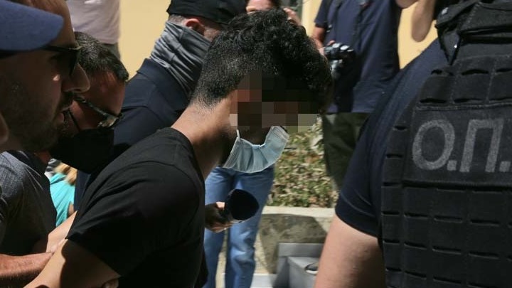 “Την έπνιξα με τα χέρια μου. Τσακωθήκαμε”. Τι ομολόγησε ο 21χρονος για την γυναικοκτονία της 17χρονης στο Περιστέρι