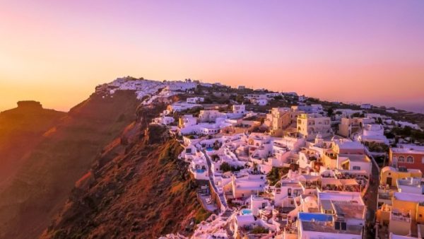 Σαντορίνη: Πρόστιμα σε ξενοδοχεία και ενοικιαζόμενα που «ξέχασαν» να κόψουν αποδείξεις για 500 πακέτα διαμονής
