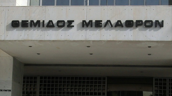 Πνιγμός 6χρονης. «Άφησε το παιδί και πήγε να φορτίσει το κινητό», λέει ο ψαροντουφεκάς.  Ελεύθερος με περιοριστικούς όρους ο πατέρας