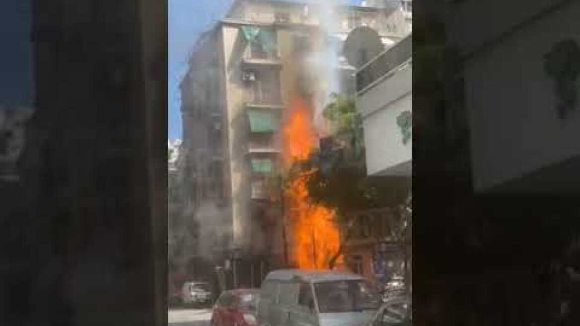 Ένας εγκαυματίας και ένας εγκλωβισμένος από τη φωτιά που ξέσπασε σε κατάστημα με φιάλες υγραερίου στη λεωφόρο Αχαρνών