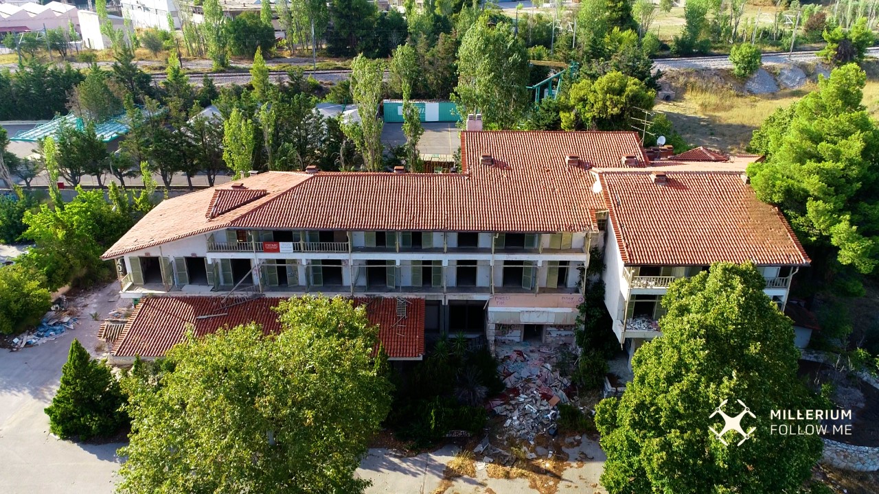 Το θρυλικό ξενοδοχείο του Γιάννη Πουλόπουλου που σήμερα ρημάζει. Πως το όνειρο του τραγουδιστή έγινε εφιάλτης (βίντεο drone)