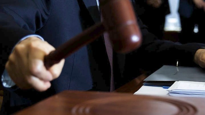 Δικαστήριο αποφυλάκισε νεαρό κρατούμενο υπό τον όρο να πάει σχολείο. Ξεκίνησε τα μαθήματα το διάστημα της προφυλάκισής του