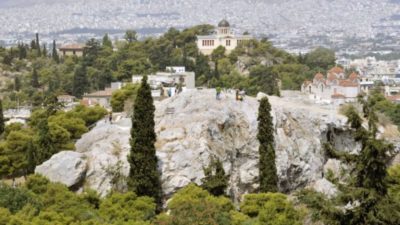 Αυτοκτονία ο θάνατος της γυναίκας στην Ακρόπολη. Πήρε φόρα, έκανε τον σταυρό της και έπεσε λένε αυτόπτες μάρτυρες